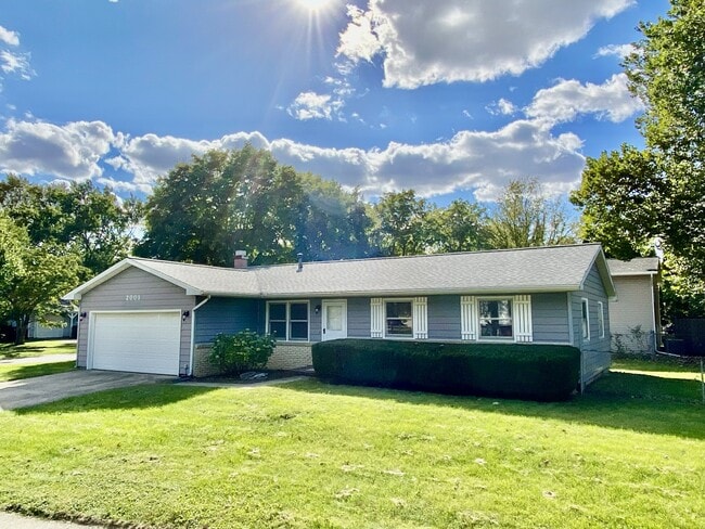 Photo - 2009 Crescent Dr