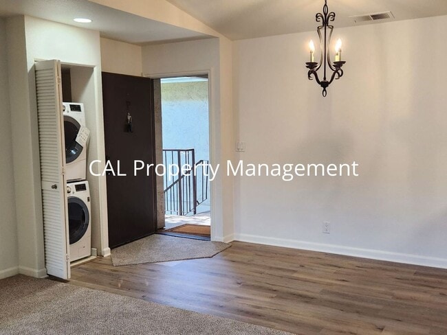 Building Photo - 405 Tyler Pl Unit P
