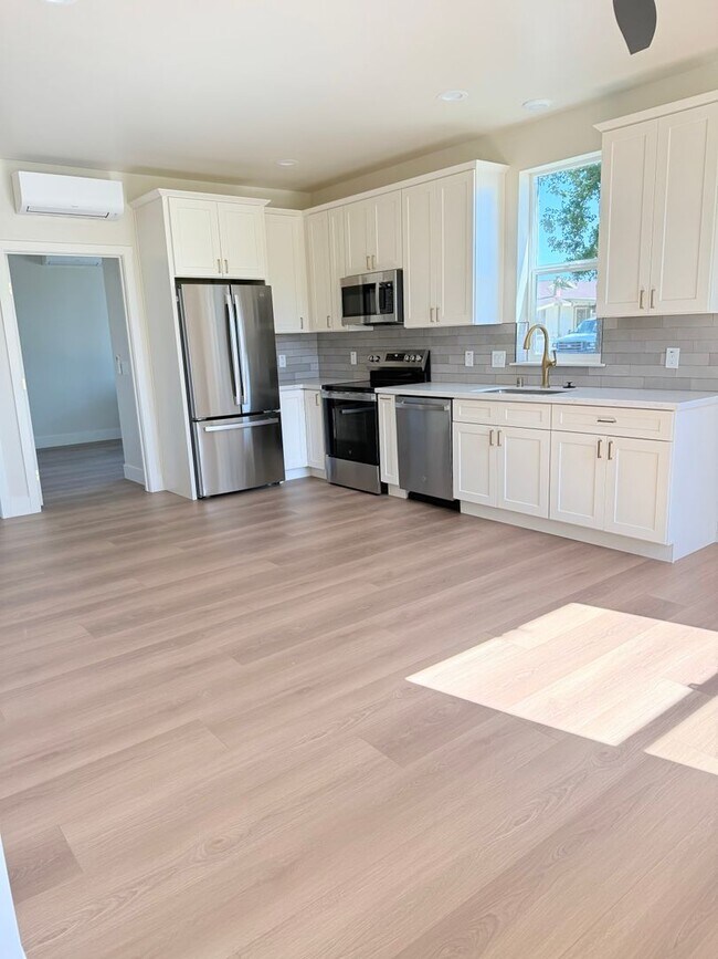 Photo - 28THST/37THAVEDUPLEX Unit 5895 28th Street
