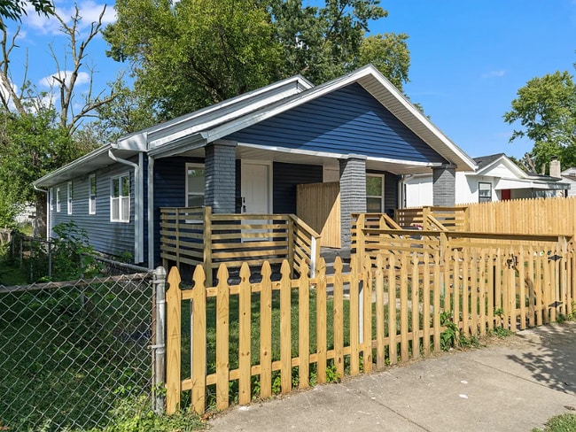 Building Photo - 572 Trowbridge St Rental