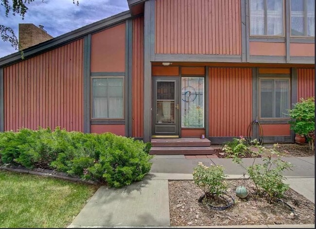 Building Photo - 1155 Lakeside Dr