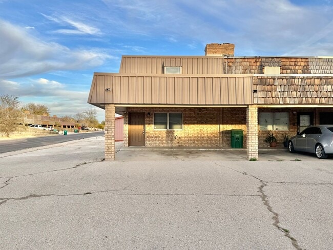 Building Photo - 3312 N Vista