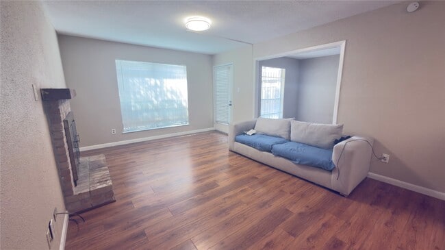 Building Photo - 2100 Wilcrest Dr Unit 115