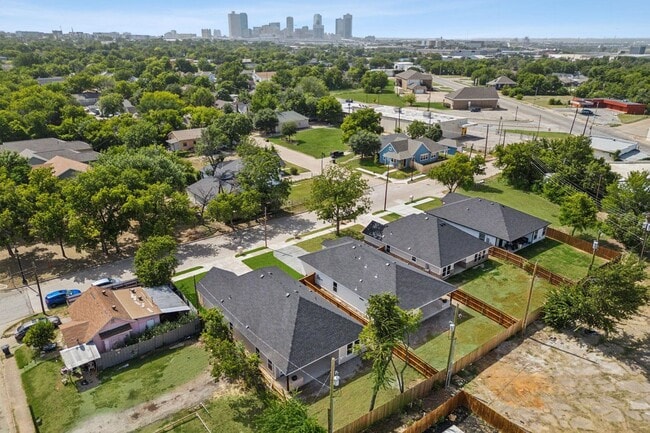 Photo - Modern 4-Bedroom Retreat with Patio Deck &...