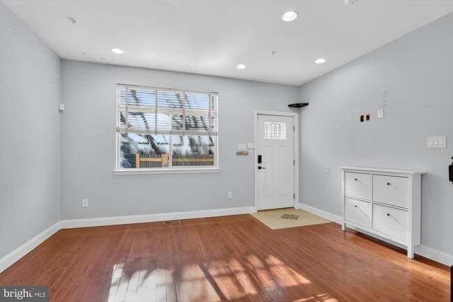 Photo - 1935 W George St