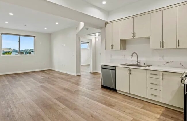 Photo - 439 Oak St Unit #301