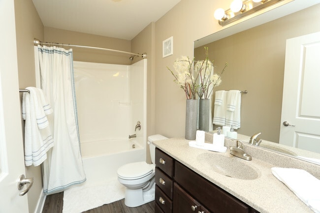 2BR, 2BA - 1,105 SF - Bathroom