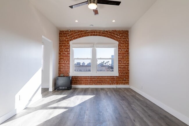 Cozy & Contemporary Studio in Koreatown