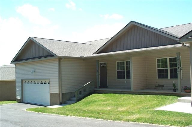 Building Photo - 3980 Howard Gap Rd Unit 3980-B