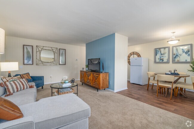 2BR, 1BA - 925SF - Living Room