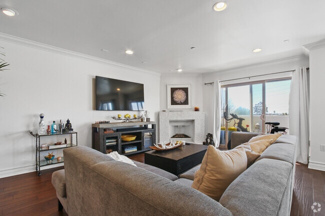 Building Photo - 1621 Barry Ave Unit 3 Rental