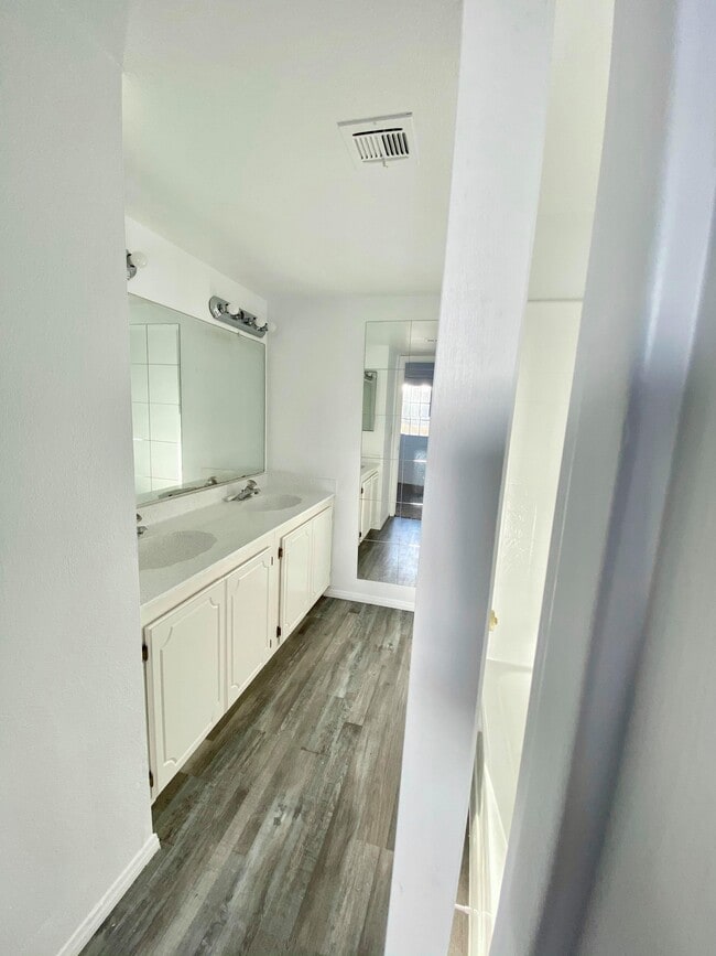 Photo - 820 W 14th St