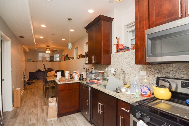 Building Photo - 3755 W Diversey Ave Unit J06P