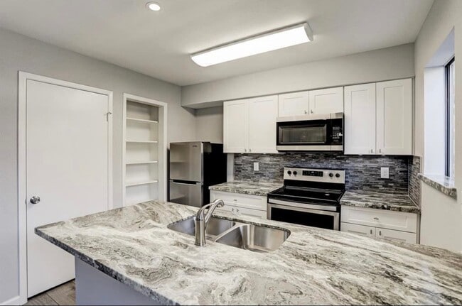 Building Photo - 2120 Wilcrest Dr Unit 103