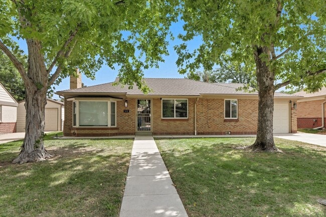 Building Photo - 3 bed 1 bath Ranch in Lowry in Denver Rental