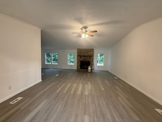 Photo - 4 Bedrooms, 3 Bathrooms with potential 5th Bedroom- Mobile home in Armuchee!