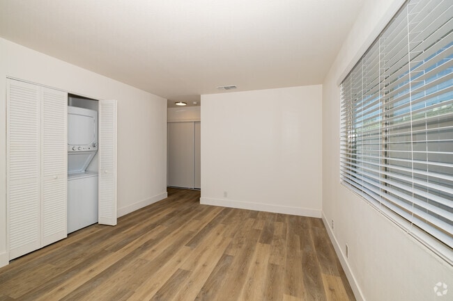 1BR, 1BA - 568SF - Living Room