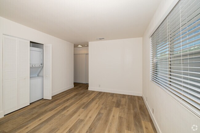 1 habitación, 1 baño - 568 pies cuadrados - Sala de estar - Midtown Haven Apartments