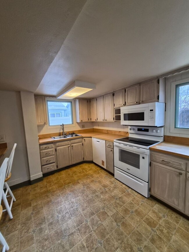 Photo - Bright & Charming 3-Bedroom Home in a Great Neighborhood