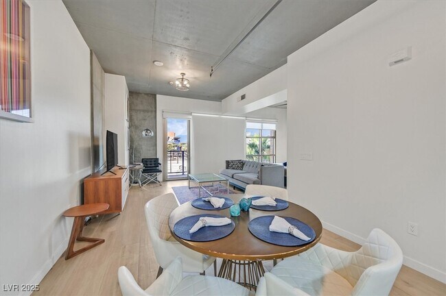 Photo - 353 E Bonneville Ave