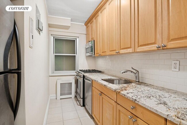 Photo - 333 E 46th St