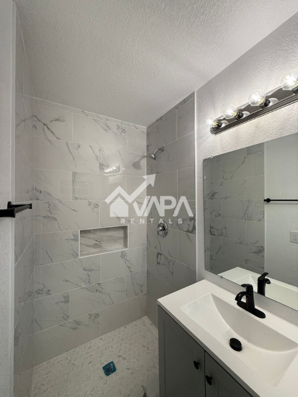 Photo - 239 Erskine Pl