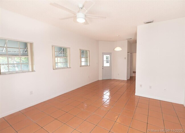 Photo - 3007 Bird Ave Unidad 11