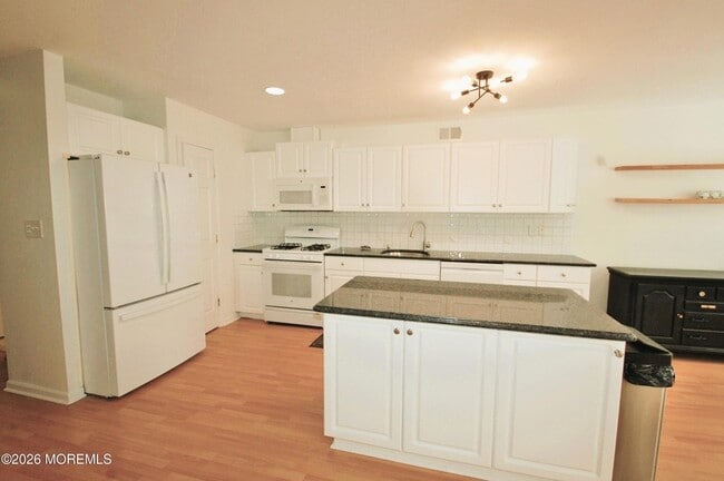 Photo - 574 Beachway Ave