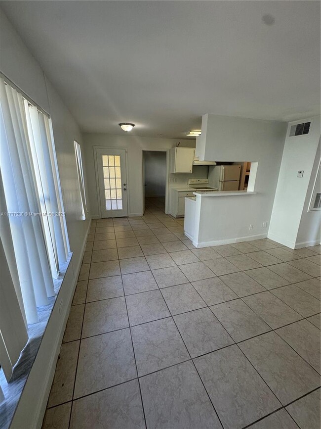 Photo - 8733 NW 39th St Apartamento Unidad 8733