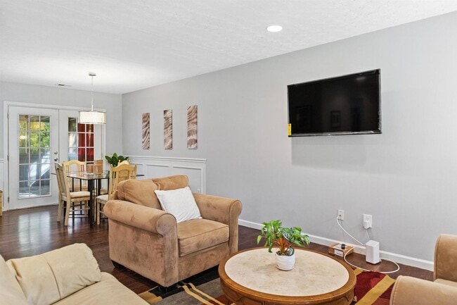 4942 Sheila Ln