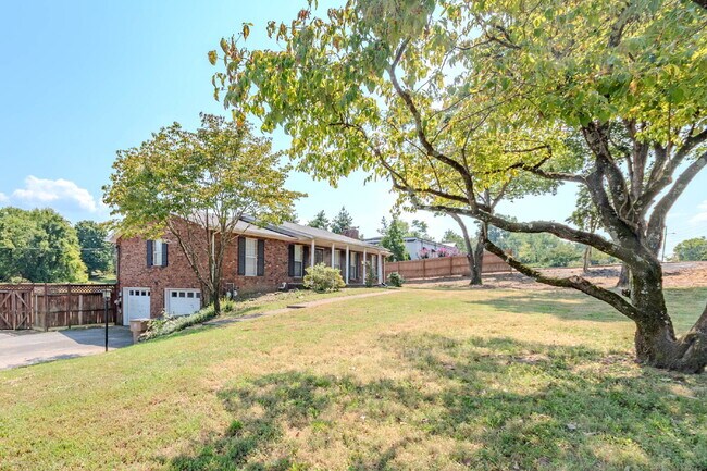 Building Photo - 6 Bedrooms!!!!! 4 Baths! 2 kitchens! Donelson Area