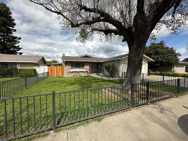 Photo - 1613 Carnation Ct