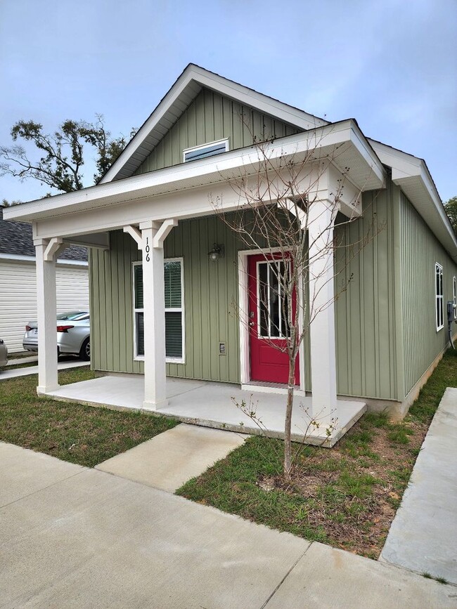 Building Photo - Walkable to Downtown 3 Bedroom/2.5 Bath Beautiful Home!!