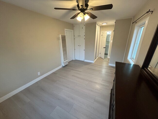 dormitorio, amplio espacio de almacenamiento - 5398 34th St