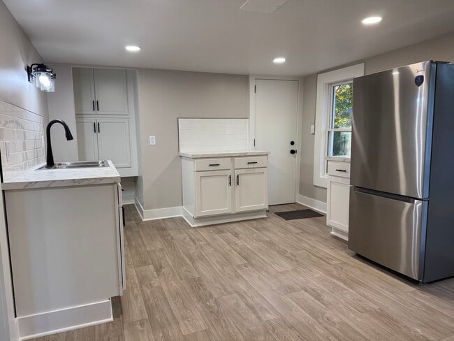 Building Photo - 402 Fernando St NE