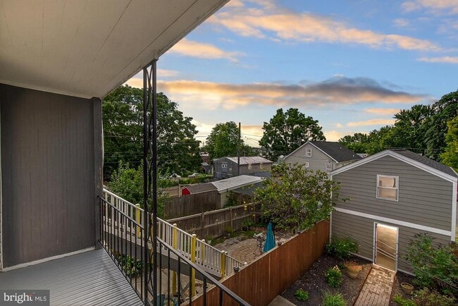 Photo - 122 E 7th St