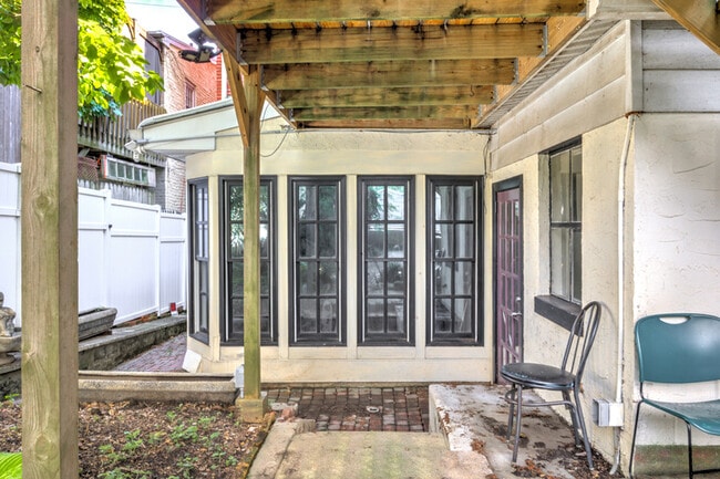 Photo - 121 E Chestnut St