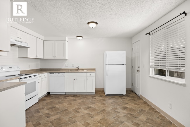Photo - 2250 Crater Lake Ave