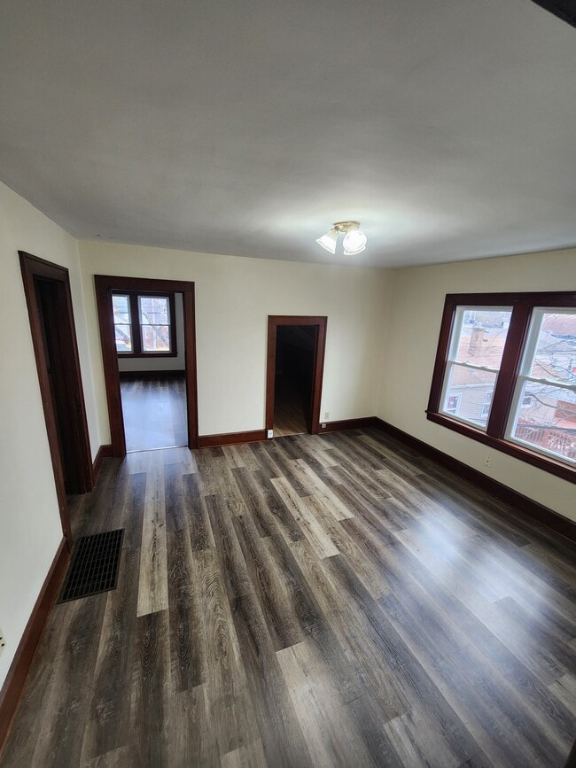 Building Photo - 2036 Kearney Ave Unit Upper