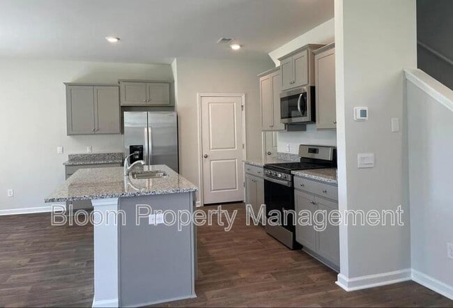 Photo - 448 Cedarview Rd