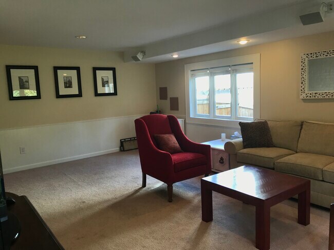 Photo - 611 N G St Unidad B