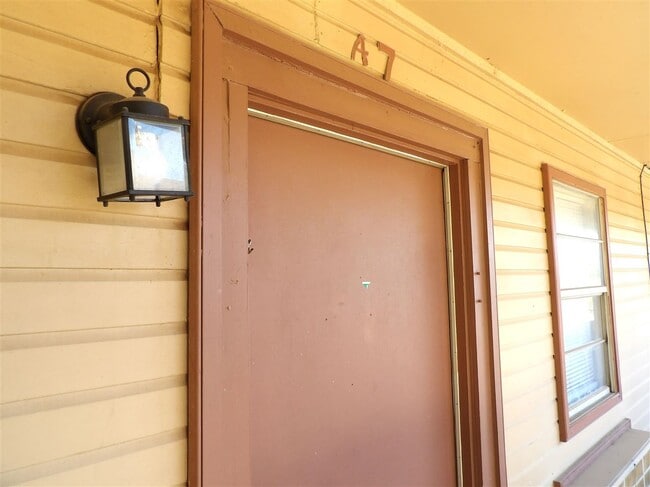 Building Photo - 1707 SW B Ave Unit A-7