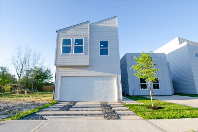 Photo - 2832 Mansfield St