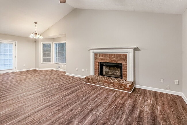 Photo - 140 Loxley Ct