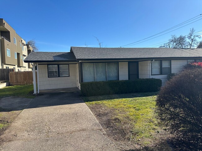 2 bedroom 1 bathroom duplex in Eugene! - 2 bedroom 1 bathroom duplex in Eugene! House