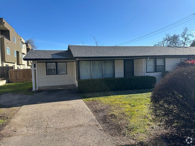 Building Photo - 2 bedroom 1 bathroom duplex in Eugene! Rental