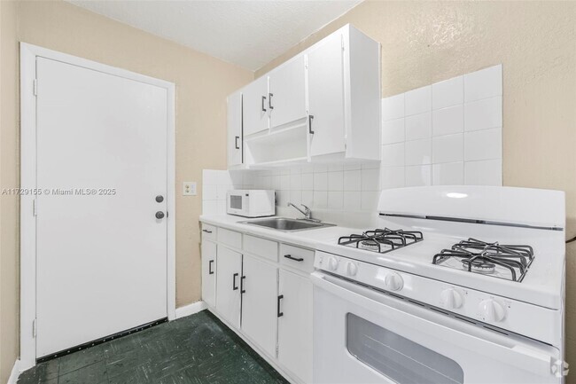 Building Photo - 126 SW 18th Ave Unit 11 Rental