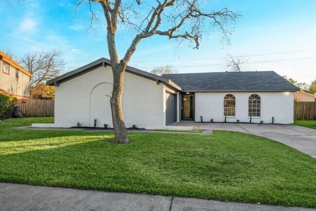 Building Photo - 1207 Whispering Pine Dr Rental