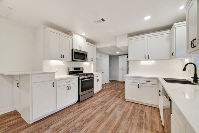 Photo - 4520 Sharon St