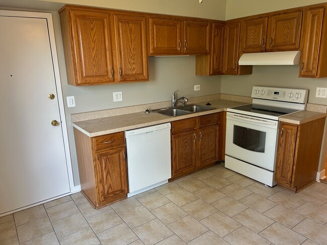 Kitchen - 5405 Chateau Dr Unit 5